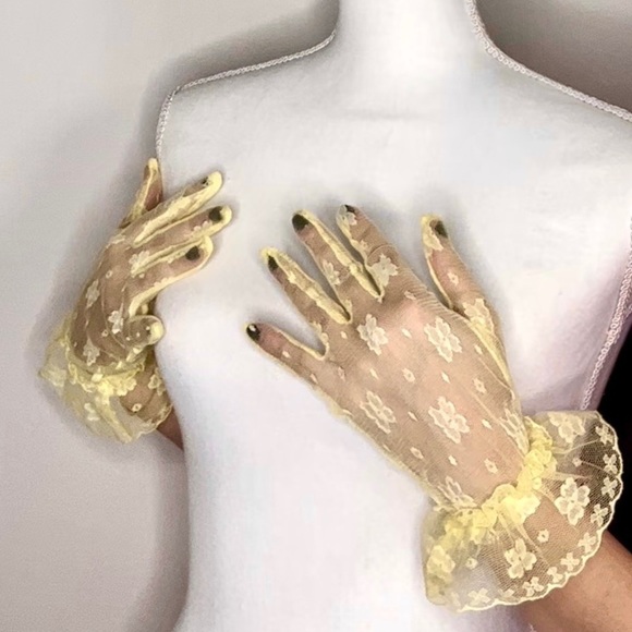 60s Vintage Lace Gloves - Picture 2 of 4